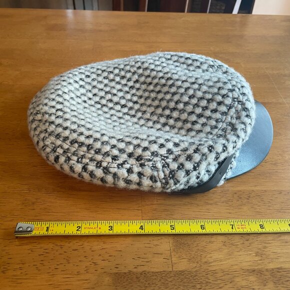 NWOT H&M black white newsboy cap with faux leather black band and bill - Picture 10 of 10